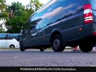 Bums autobus - vilain ramasser et autobus baise avec tatoué allemand blondie sina longlegs