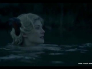 Rosamund pike ýalaňaç scenes - women in love