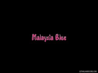 Exotisch malaysia blauw undresses en posities naar de zitbank