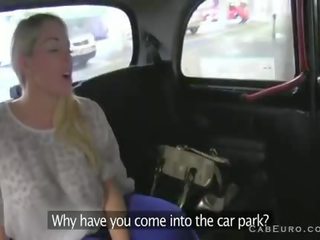 Gros seins blond avec grand cul baisée sur capot sur parking