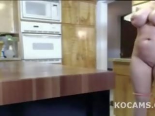 Amateur rondborstig blondine tiener naakt in keuken