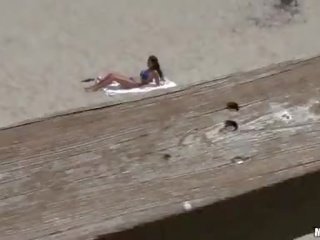 לְשֶׁעָבַר חברה סקסי בייב ב sand יש peeked על ידי somebody