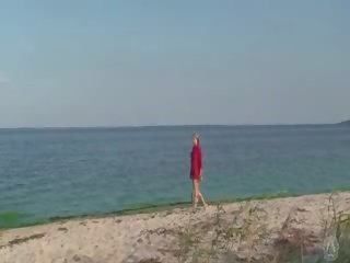 Schüchtern nackt mädchen auf die strand