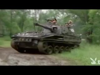 ヌード ギャルズ 運転 a tank!