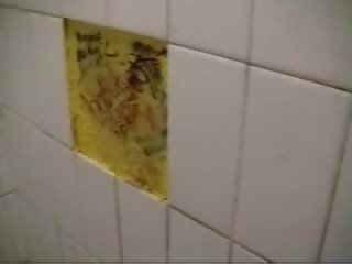 Público lavabo haciendo pis