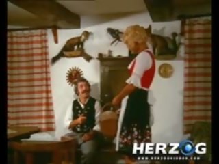 Bavarian בלונדינית מקבל אָכוּל ו - מזוין על ידי א peasant