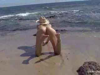 Sarah striptease bij de strand