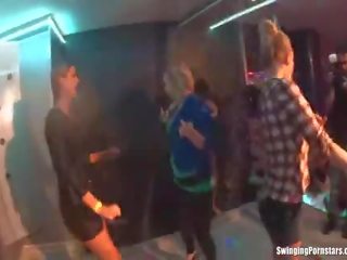 Sletterig meisjes dansen erotically in een club