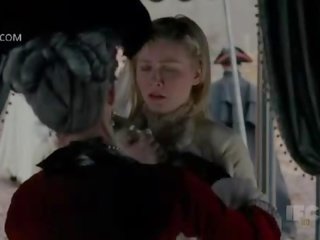 المشاهير kirsten dunst أخيرا عار