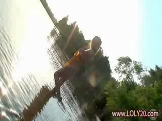 নগ্ন বালিকা পিছনে আমাদের pond