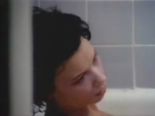 Missen jones is cutting haar wrists in de badkuip