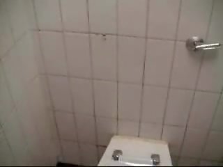 Publiek toilet urineren
